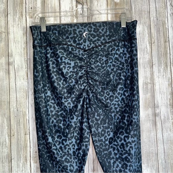 ZYIA Stone Leopard Scrunchy Light N Luxe Leggings - Picture 5 of 10
